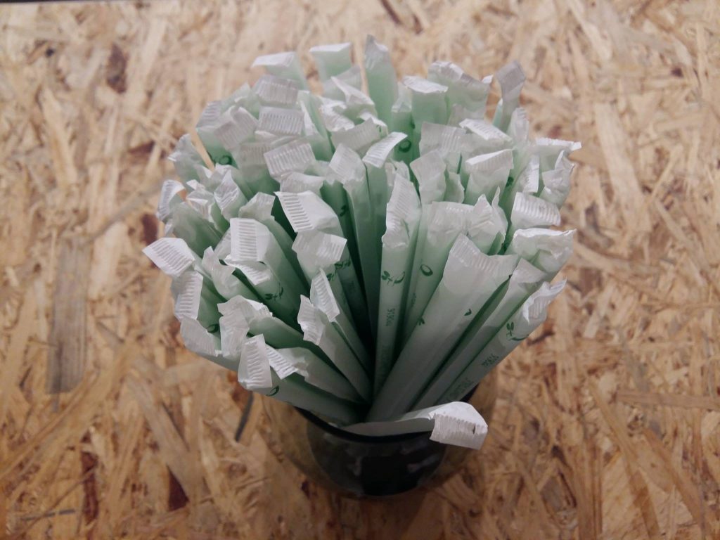Recyklovaný papier a škrobové slamky image